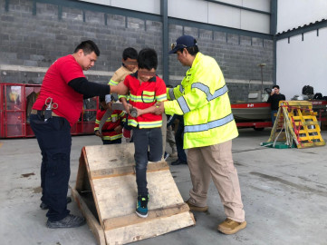 Bomberos conviven y muestran trabajo a estudiantes