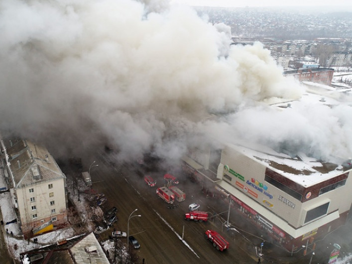 37 muertos tras incendio en centro comercial ruso