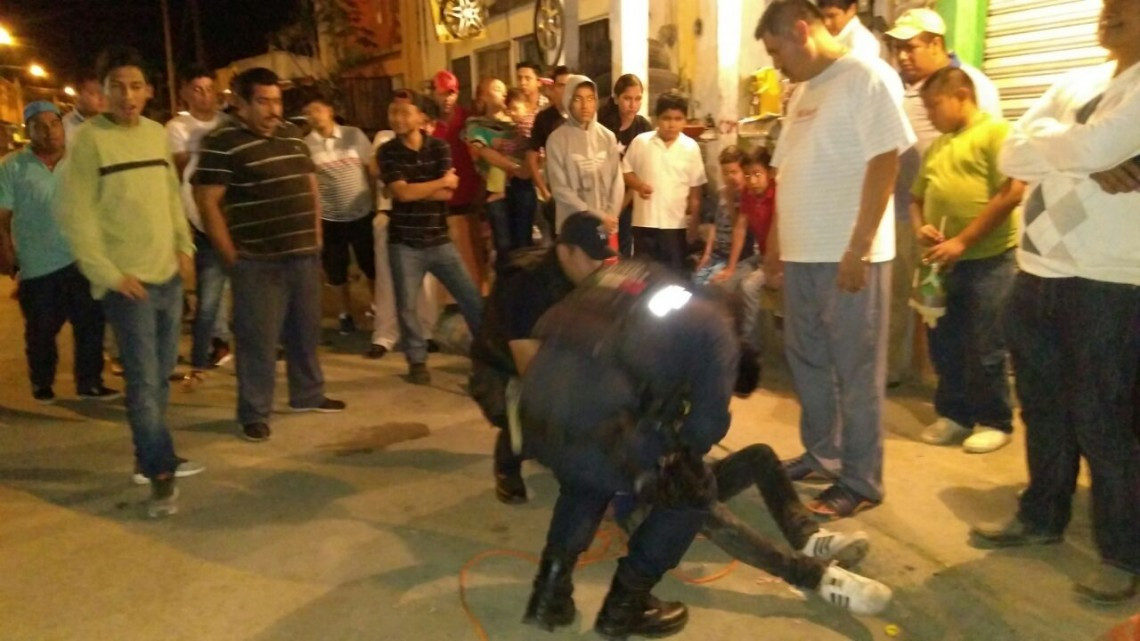 Vecinos intentan linchar a delincuente tras robar en una panadería