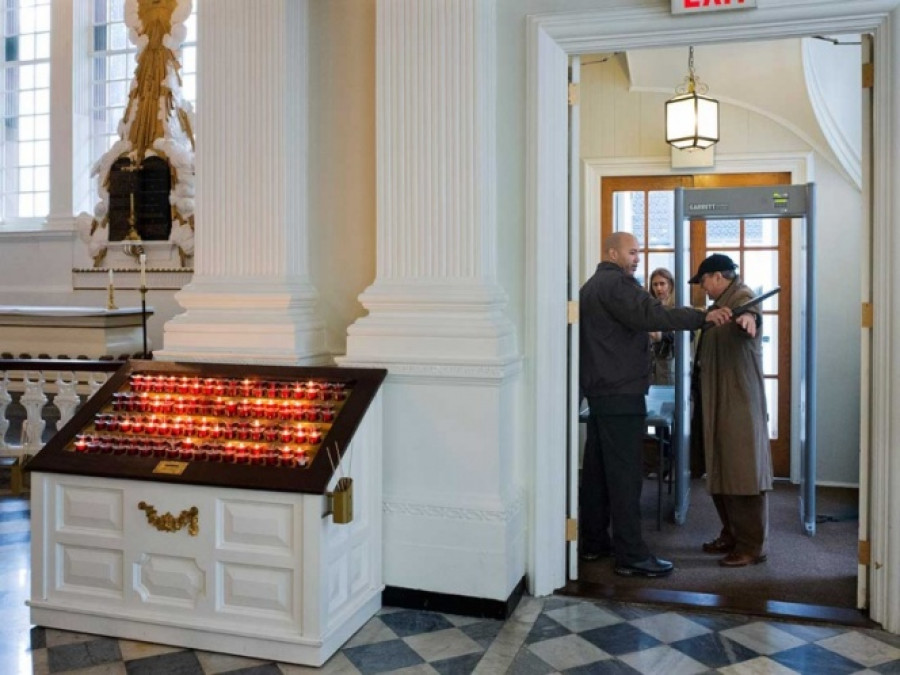 Iglesias en NY son blindadas con detectores de metal