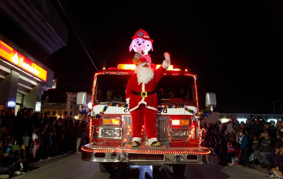 Disfrutan matamorenses de desfile y encendido de pino