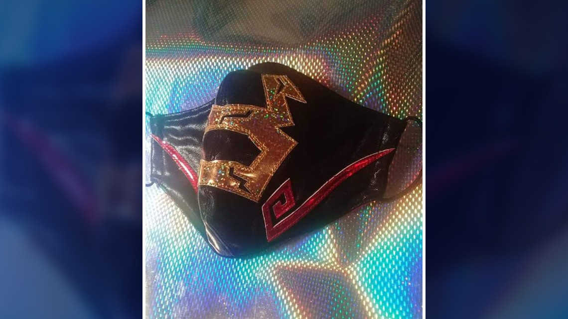 “Luchan” contra el COVID-19 con cubrebocas inspirados en luchadores