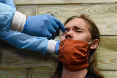 Adultos que no se vacunaron en Francia deberán pagar por pruebas Covid-19