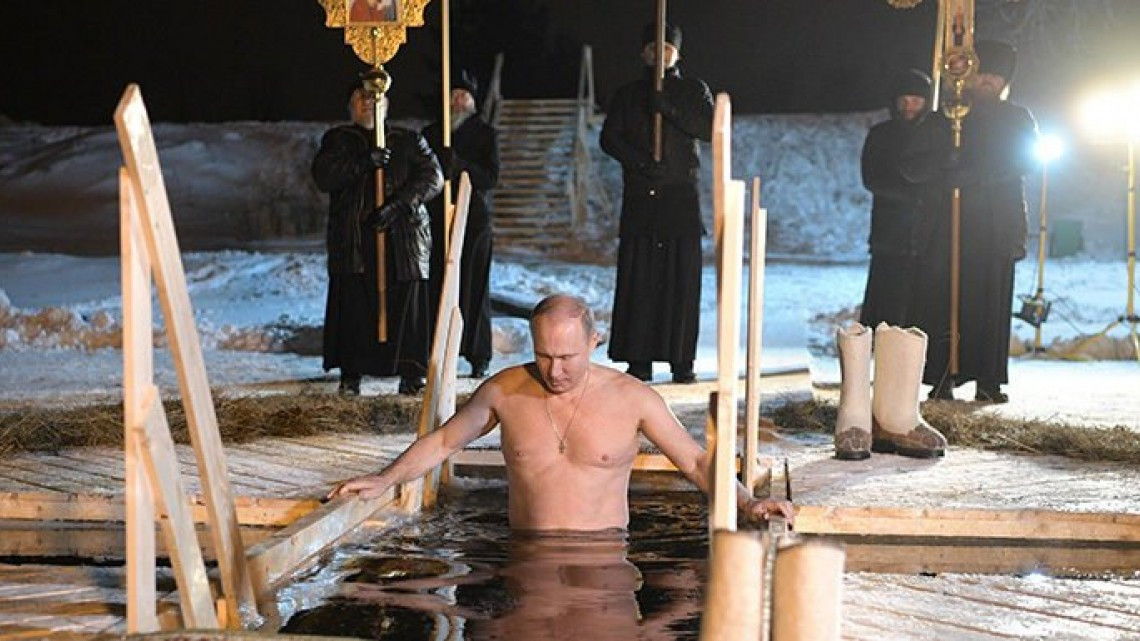 Putin se sumerge en agua helada sin pestañear 