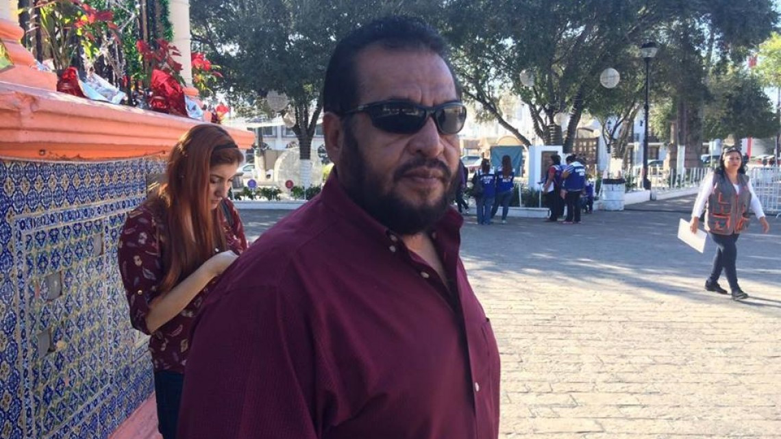 Maestros se manifiestan contra el aumento a la gasolina 