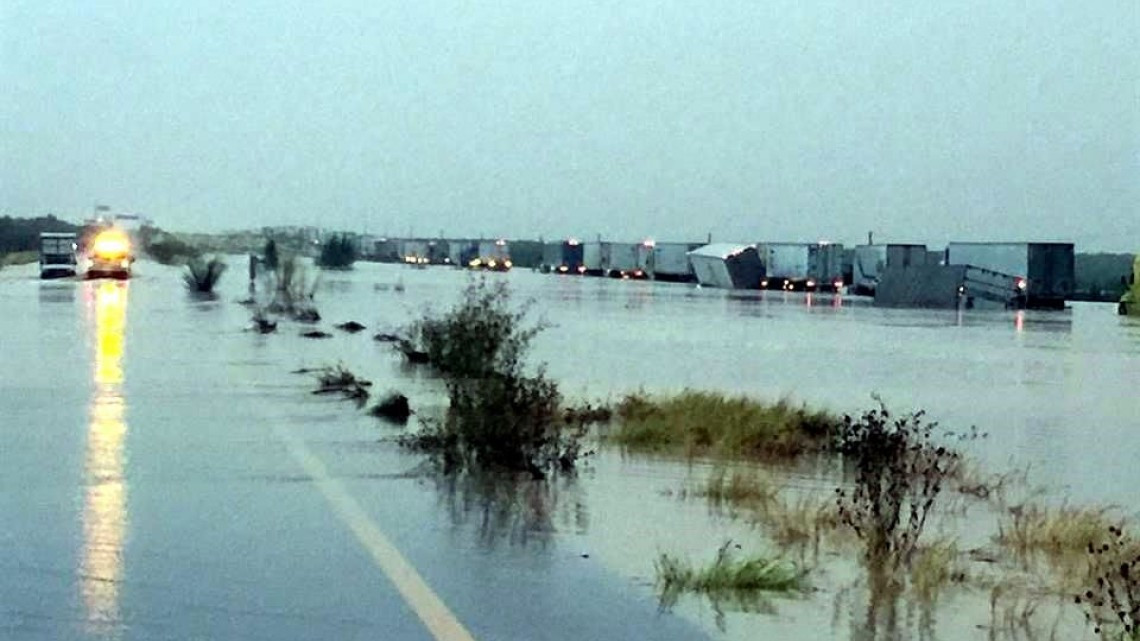 Cierran indefinidamente carretera Nuevo Laredo-Nuevo León