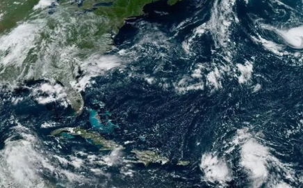 Se fortalecen  "Earl" y "Danielle"  en la cuenca atlántica