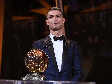 ¡Cristiano Ronaldo recibe su quinto Balón de Oro!