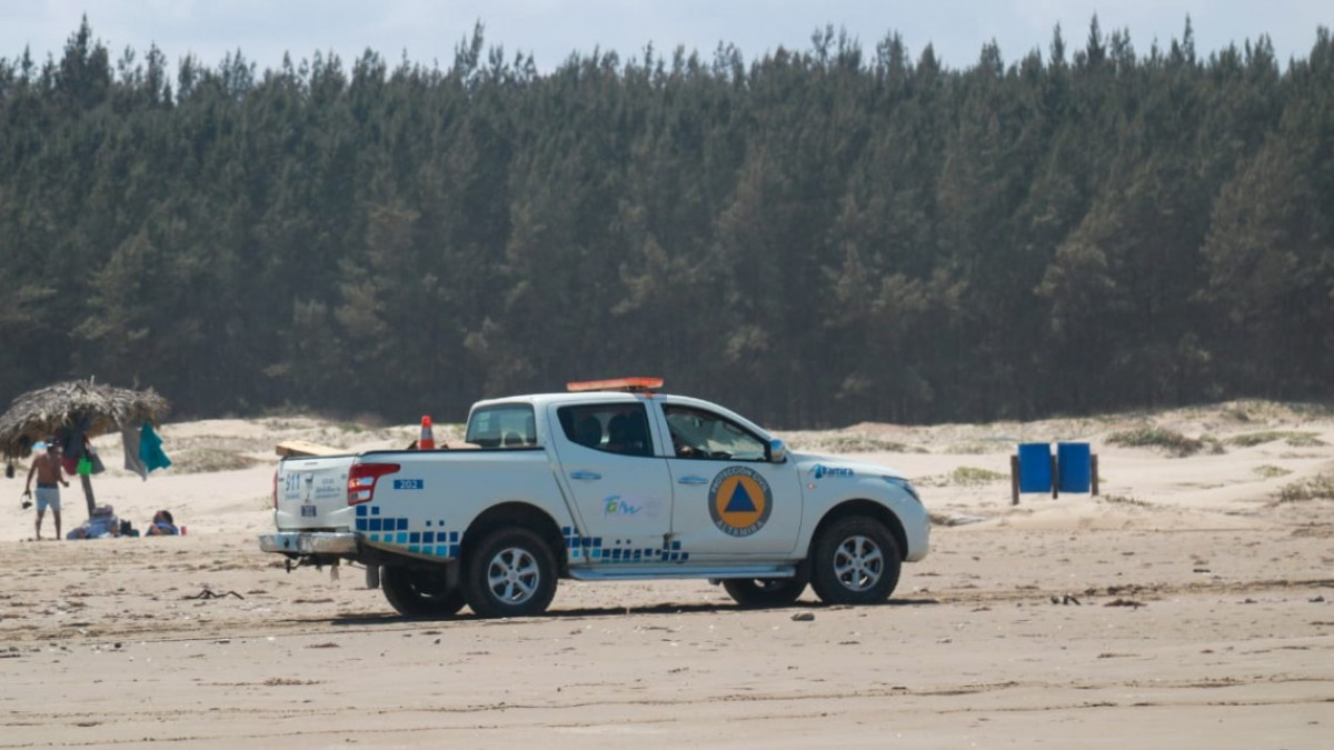 Cientos de turistas se dan cita en playa Tesoro