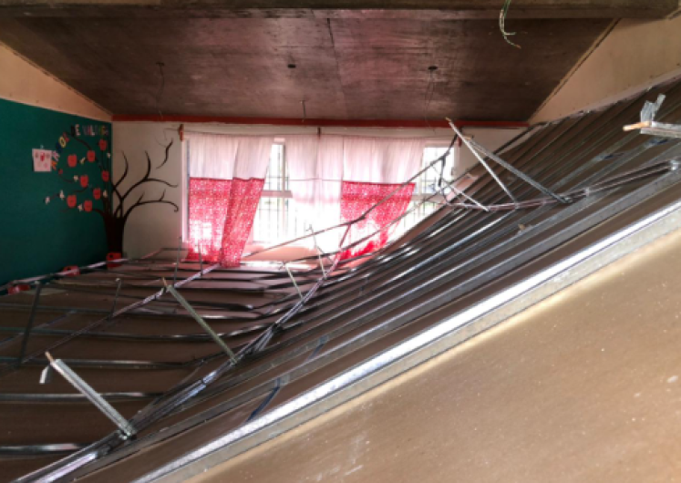 Salieron corriendo alumnos, tras derrumbarse techo en salón de clases