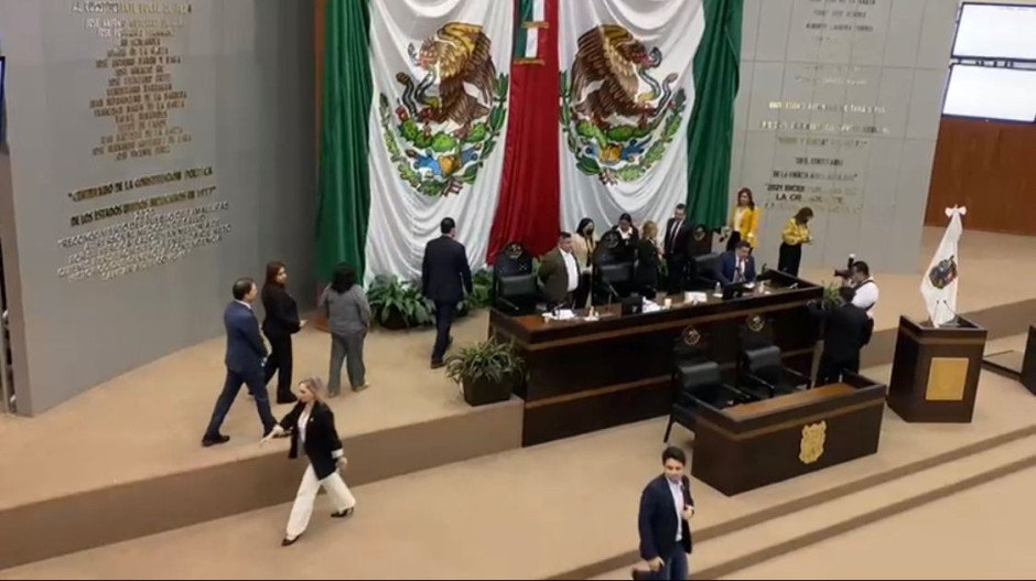 De nueva cuenta Morena toma la tribuna del Congreso legislativo 
