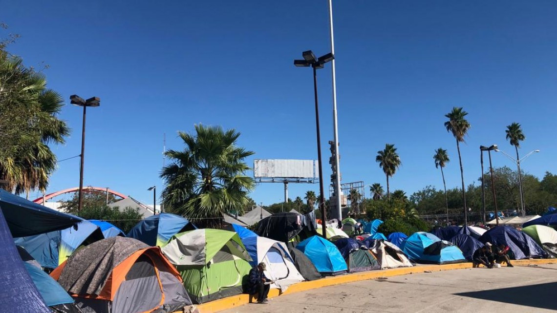Sufren migrantes las primeras bajas temperaturas en Matamoros