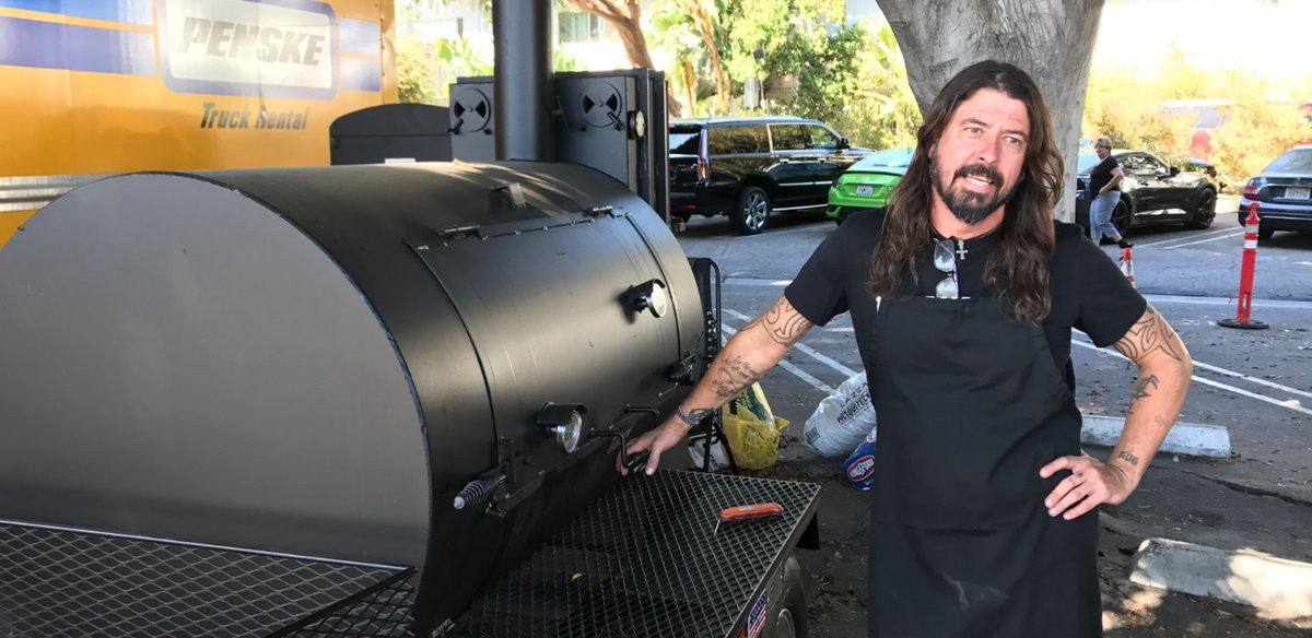 Dave Grohl prepara asado para los bomberos en California