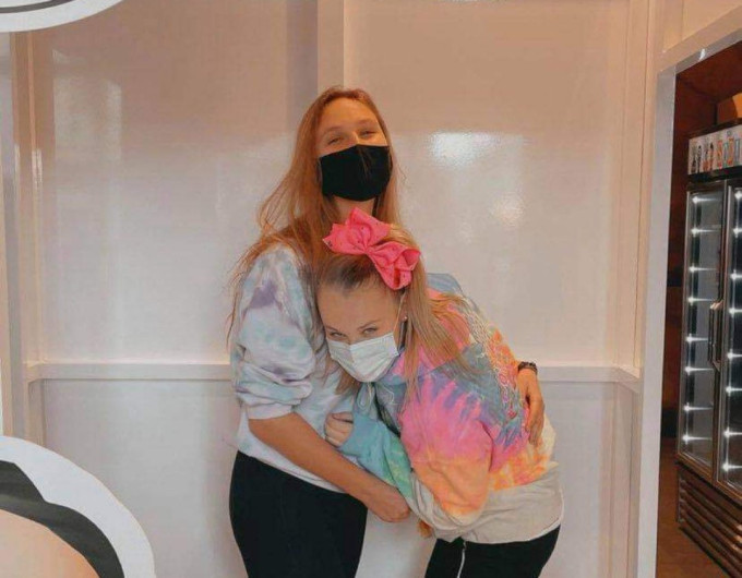 JoJo Siwa presenta en redes a su novia para celebrar su primer mes