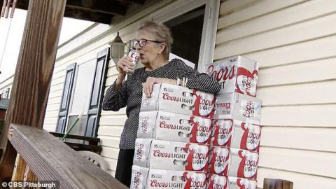 “Necesito más cerveza”, pide abuelita en confinamiento