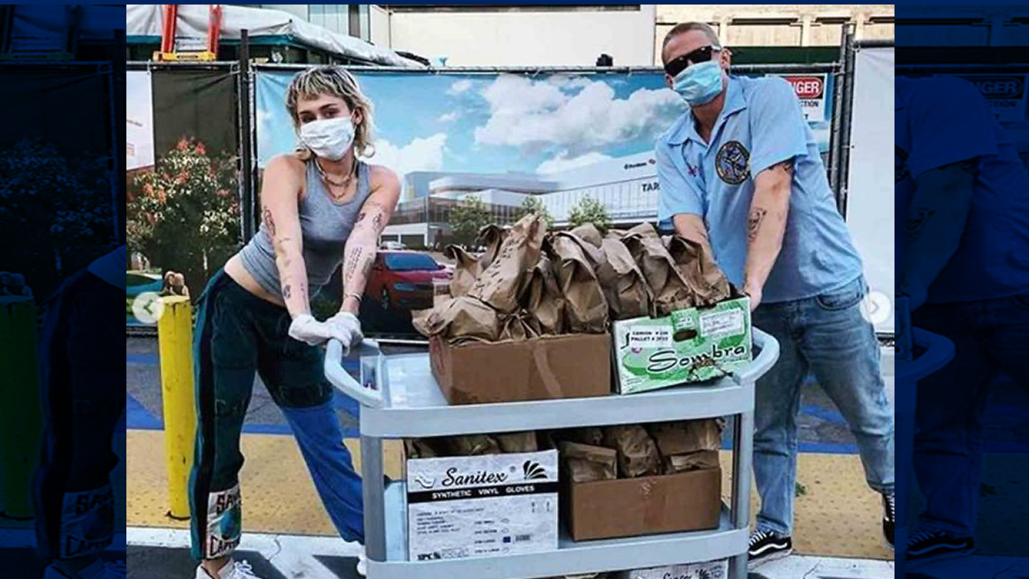 Miley Cyrus y Cody Simpson regalan tacos a personal médico