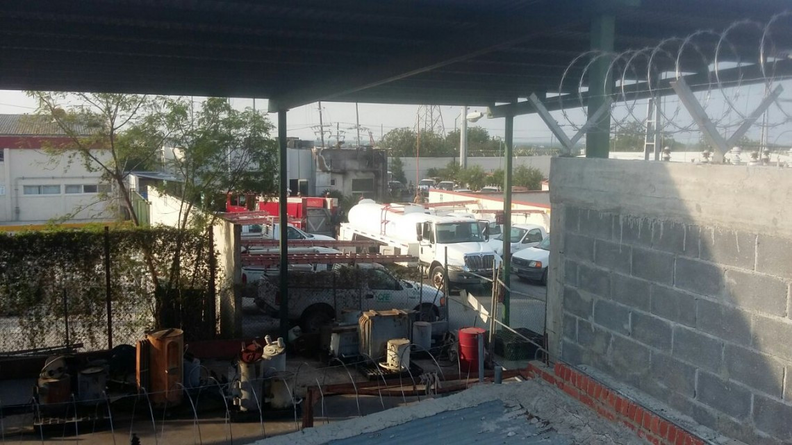 Corto circuito causa incendio en CFE