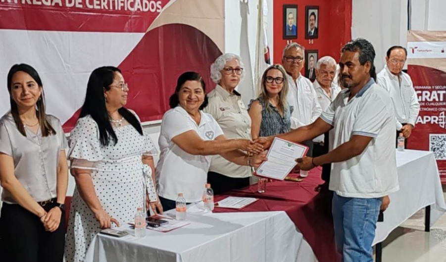 Entrega ITEA certificados de educación básica a 150 tamaulipecos