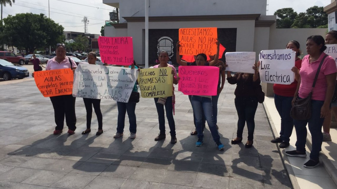 Padres de familia protestan para exigir electrificación de escuela primaria