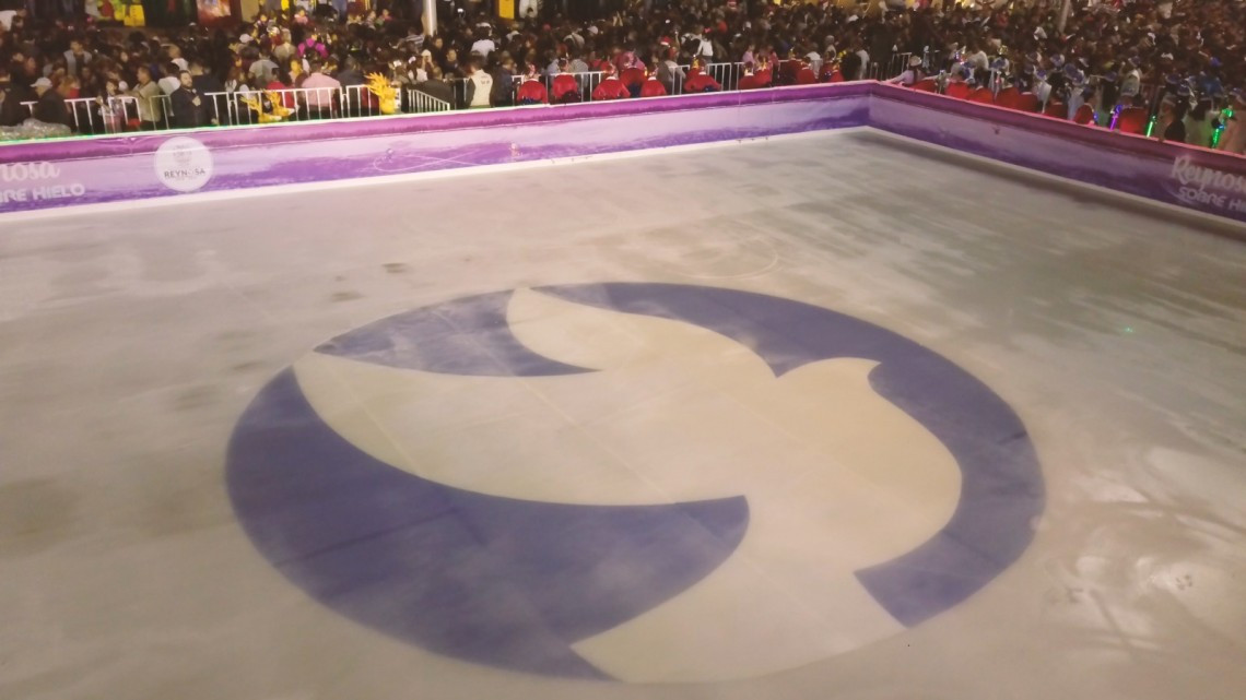 Enciende Maki Ortiz Pino Navideño y pone en marcha Pista de Hielo