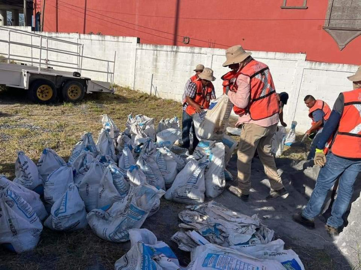 Ayuntamiento y DIF apoyan con costales de arena