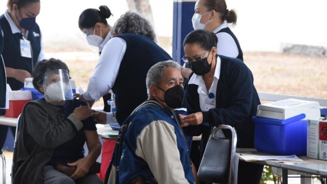 Adultos mayores celebran inicio de vacunación en Victoria