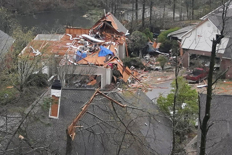 Suman cinco muertos por fuertes tornados que azotan Alabama