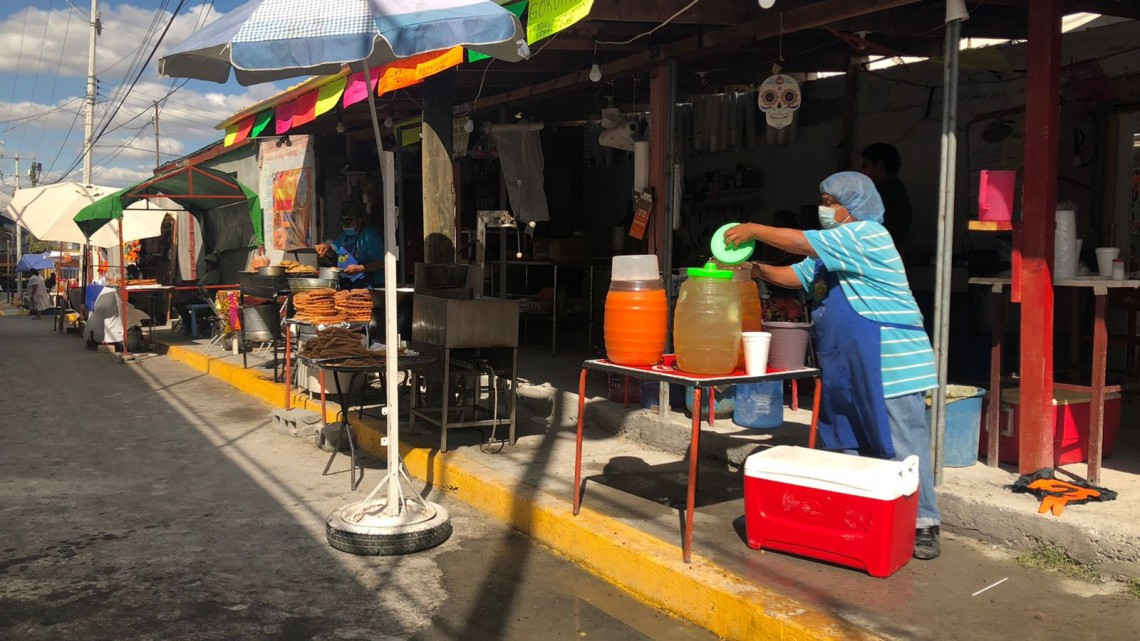 Comerciantes instalados afuera del panteón municipal en Nuevo Laredo esperan que incrementen sus ventas