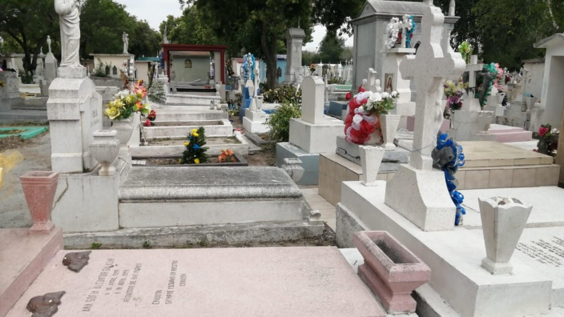 A pesar de la restricción del cupo al 50%, llegan miles a los panteones de Matamoros