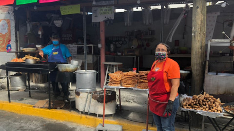 Comerciantes instalados afuera del panteón municipal en Nuevo Laredo esperan que incrementen sus ventas