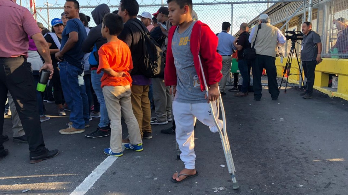 Cientos de migrantes obligan el cierre total del "Puente Nuevo" en Matamoros