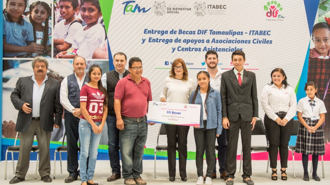 DIF Tamaulipas entrega becas y apoyos