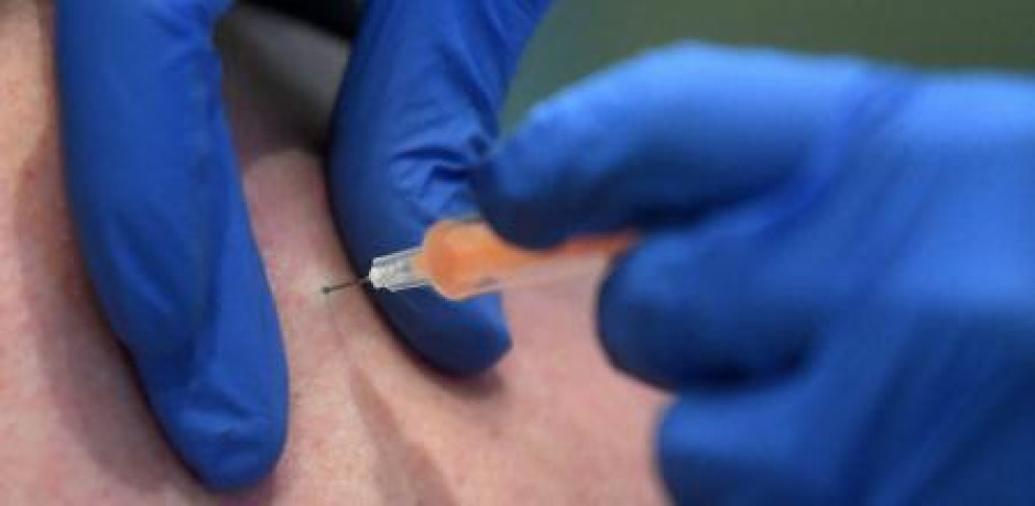 Reino Unido autoriza que se infecte a personas sanas para probar fármacos contra el Covid-19