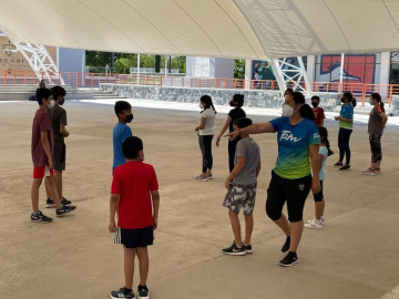 Ex olímpica Ursula González da clases de esgrima gratis para buscar talentos