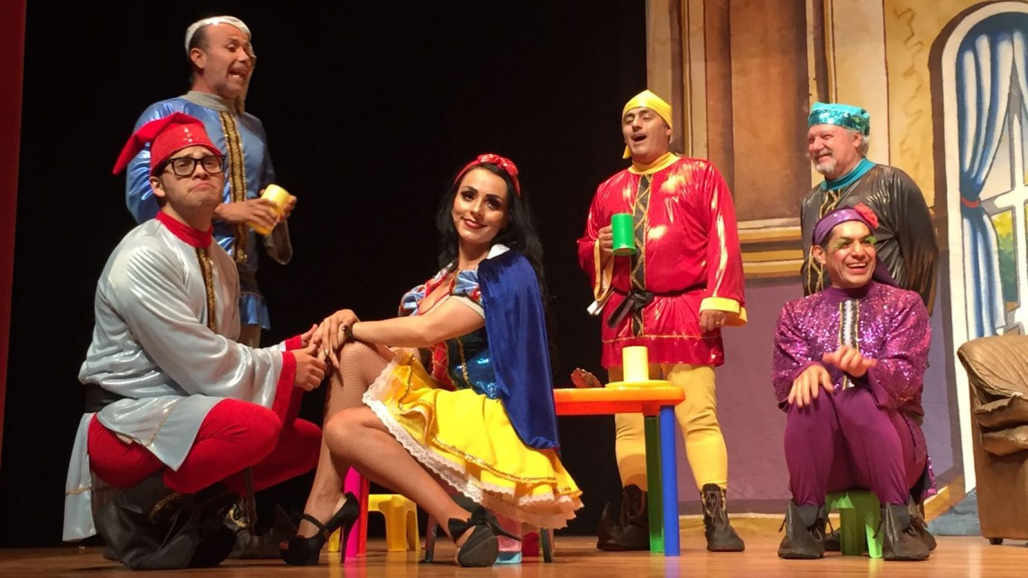 "Blanca Cheves y los 7 briagos" ponen a reír los tampiqueños