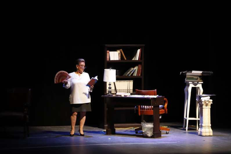 Disfrutan neolaredenses monólogo "Horas contadas"