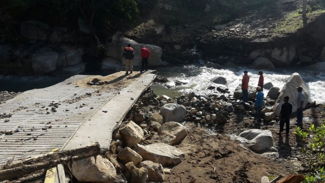 Caen dos puentes en Guerrero