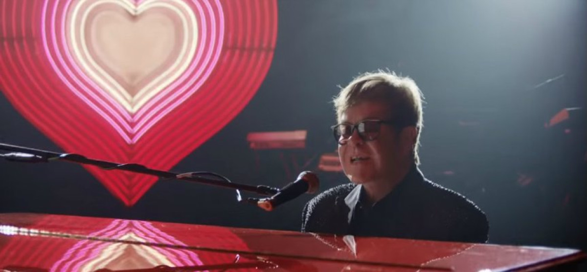 El comercial navideño de Elton John