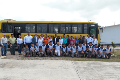 Gestiona Gobierno Municipal camión escolar en Periquitos