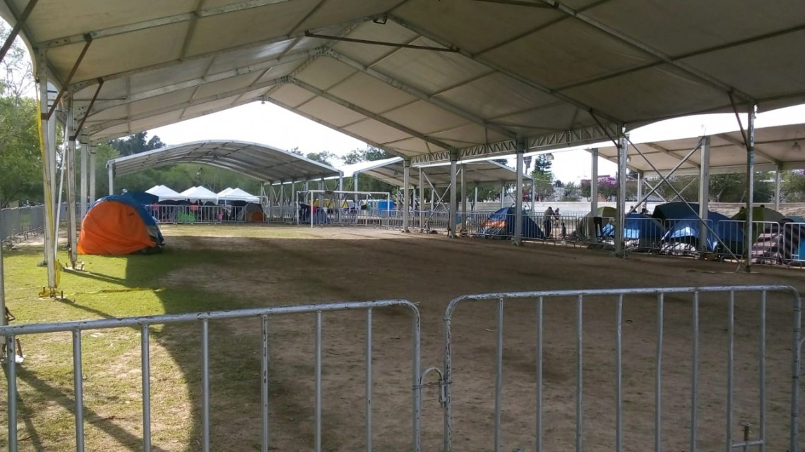 Migrantes se niegan a moverse de la plaza del puente Nuevo 