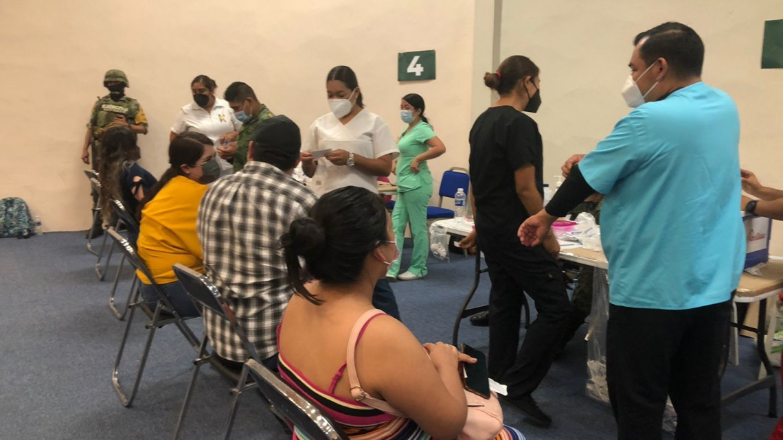 Neolaredenses realizan largas filas para aplicarse la primera dosis de la vacuna contra COVID-19 durante el último día de vacunación 