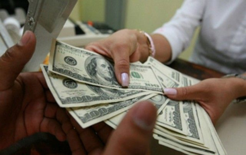 Dólar inicia a la venta en 17.95 pesos en casas de cambio 