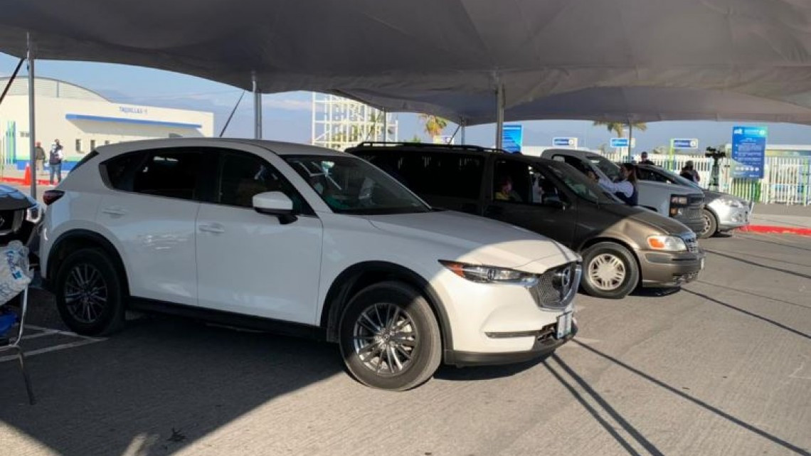 Inicia vacunación en Drive Thrue con largas filas