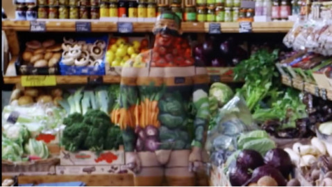 Hombre con 'body paint'  juega broma en supermercado 