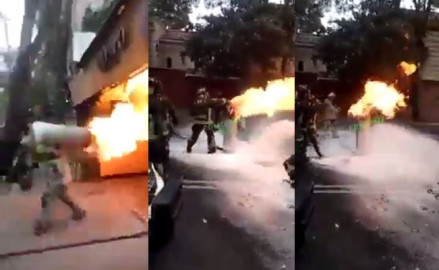 ¡Como de película! Bombero carga tanque de gas en llamas para evitar que explote en restaurante 