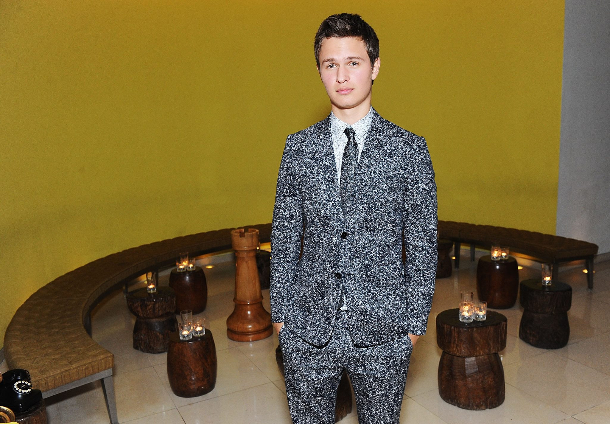 Ansel Elgort es acusado de abusar de menor de edad 