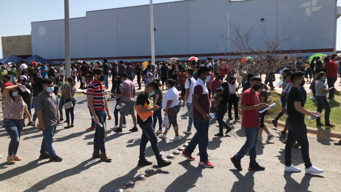 Gran afluencia de jóvenes en primer día de vacunación contra COVID-19 a mayores de 18 años en Nvo. Laredo 