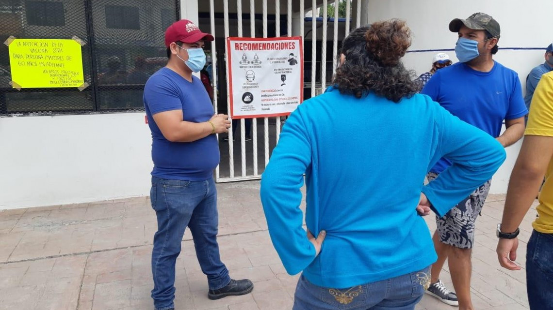 Pese a recomendaciones inician filas para vacunación 