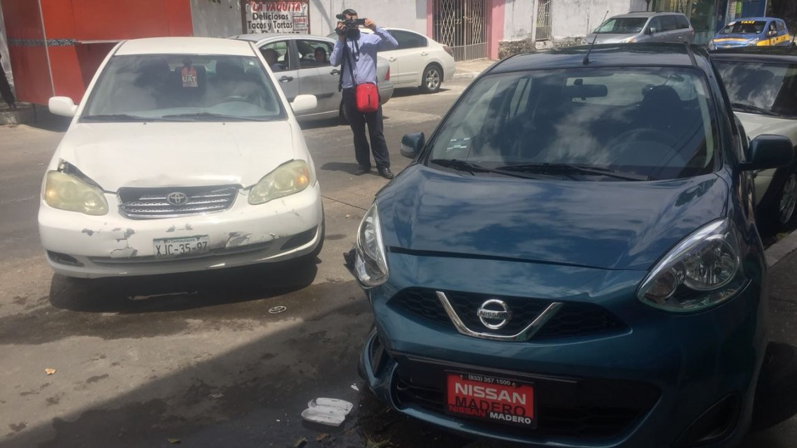 Choque entre tres unidades deja dos mujeres lesionadas