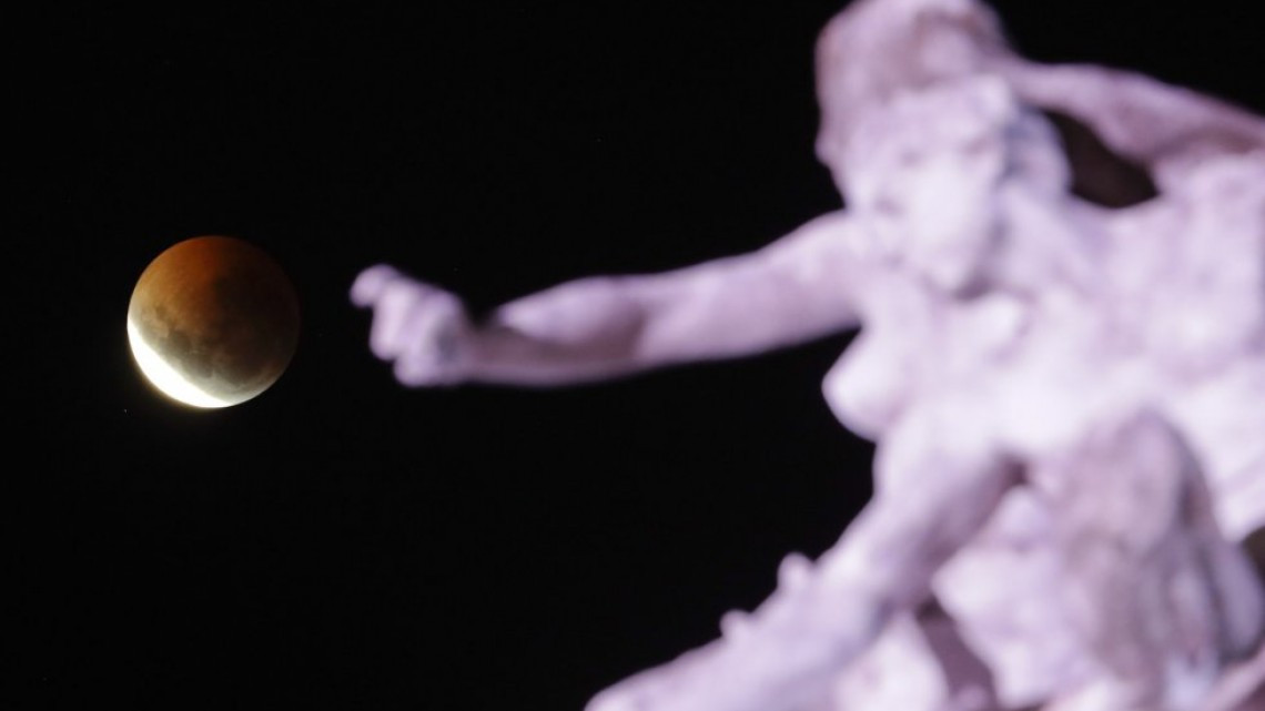 La "Superluna de sangre de lobo" en fotos